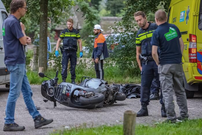 Brommerrijder gewond bij botsing tegen bestelbus