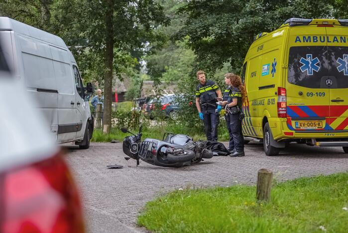 Brommerrijder gewond bij botsing tegen bestelbus