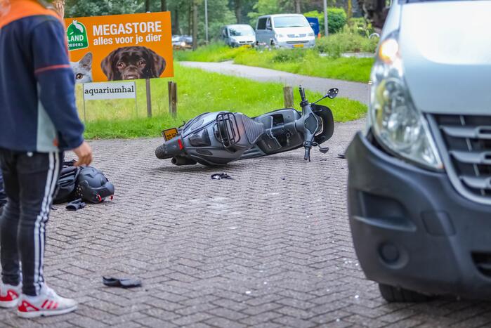 Brommerrijder gewond bij botsing tegen bestelbus