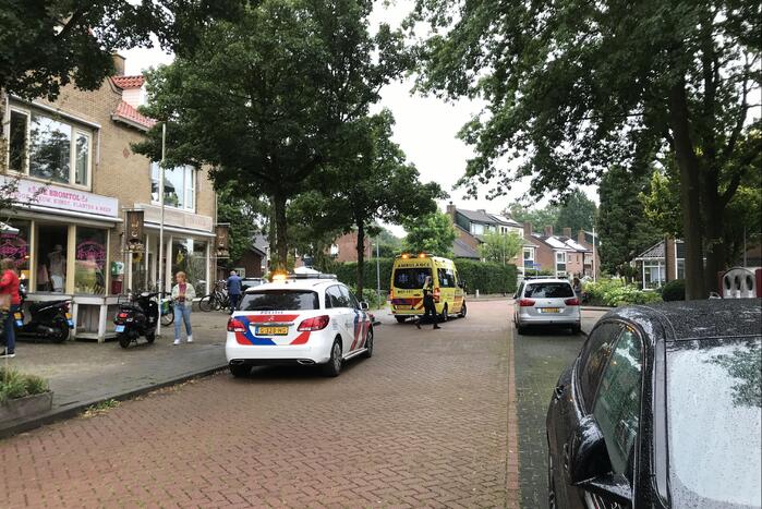 Brommerrijder rijdt overstekende hond aan
