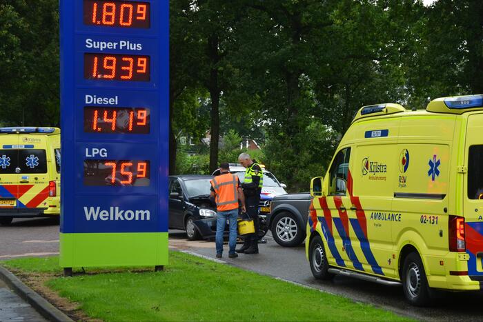 Afslaande automobilist botst op tegenligger voor tankstation Argos Giekerk