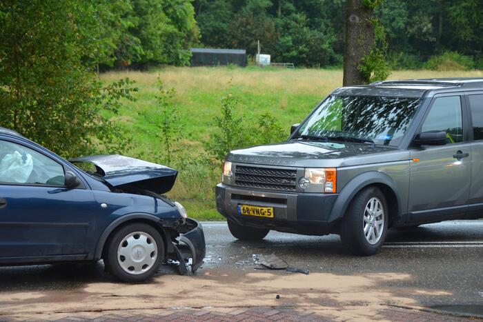 Afslaande automobilist botst op tegenligger voor tankstation Argos Giekerk