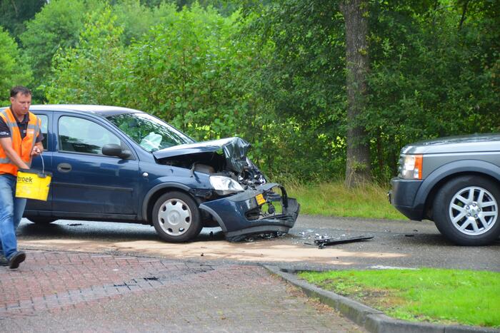 Afslaande automobilist botst op tegenligger voor tankstation Argos Giekerk
