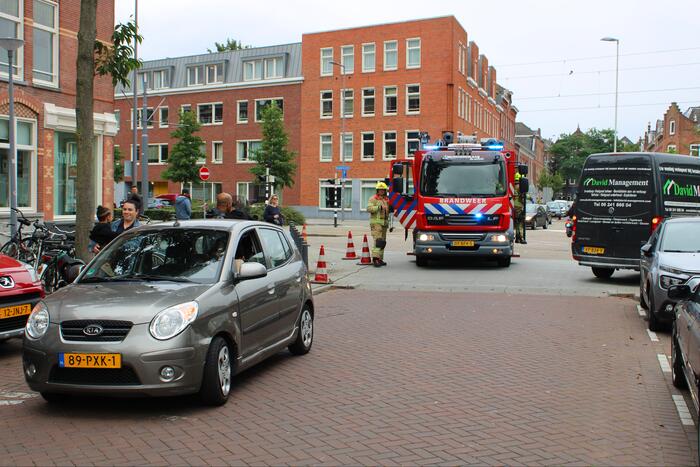 Vrouw zit vast in auto na botsing met bedrijfsbus