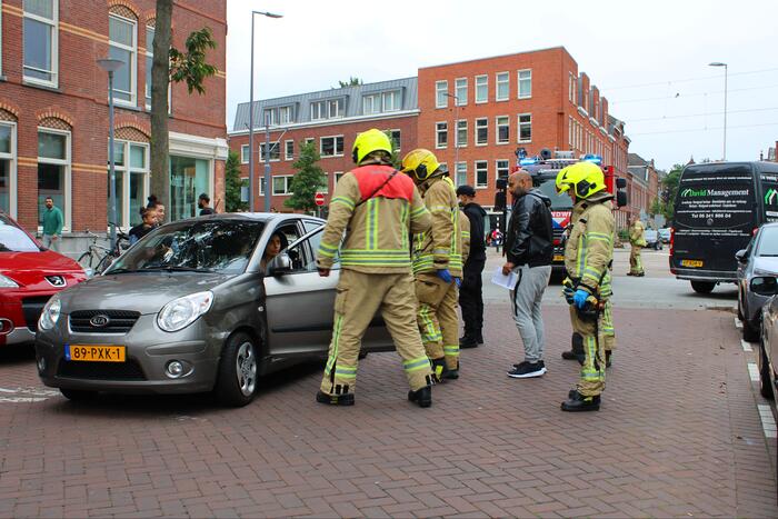 Vrouw zit vast in auto na botsing met bedrijfsbus
