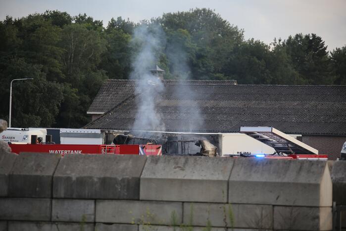 Brandweer blust brand in twee opleggers
