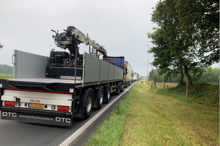 Bestelwagen belandt in greppel na botsing met vrachtwagen