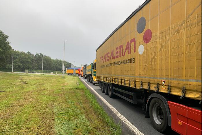 Bestelwagen belandt in greppel na botsing met vrachtwagen