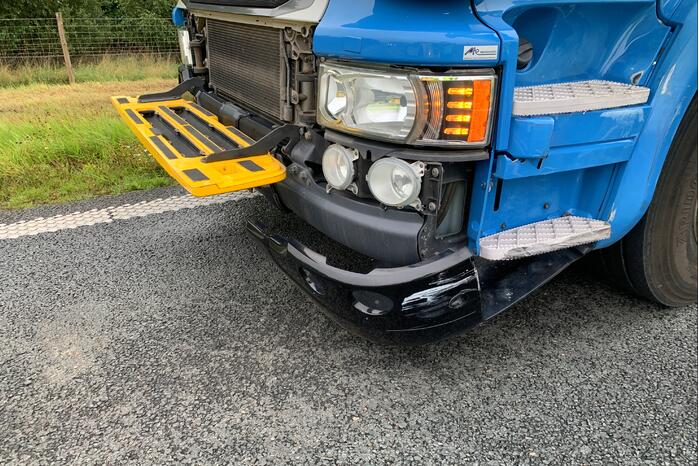 Bestelwagen belandt in greppel na botsing met vrachtwagen