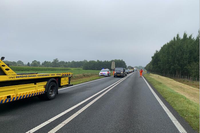 Bestelwagen belandt in greppel na botsing met vrachtwagen