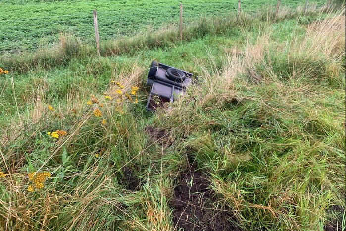 Bestelwagen belandt in greppel na botsing met vrachtwagen