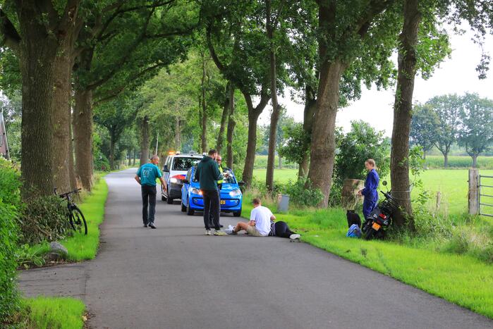 Jongedame gaat onderuit met brommer