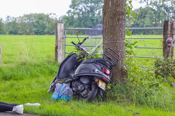Jongedame gaat onderuit met brommer