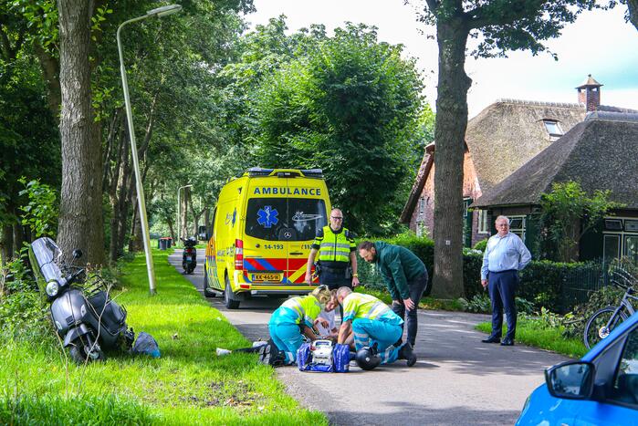 Jongedame gaat onderuit met brommer