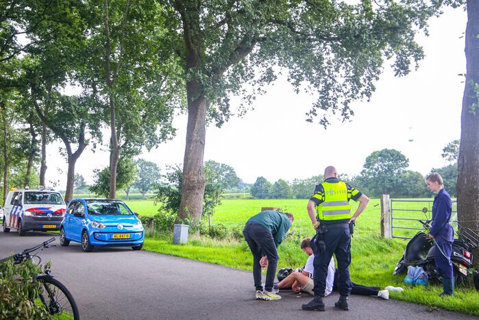 Jongedame gaat onderuit met brommer