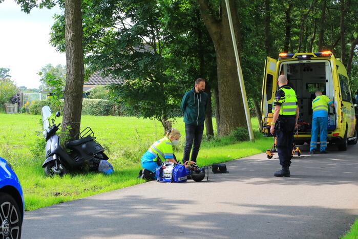 Jongedame gaat onderuit met brommer