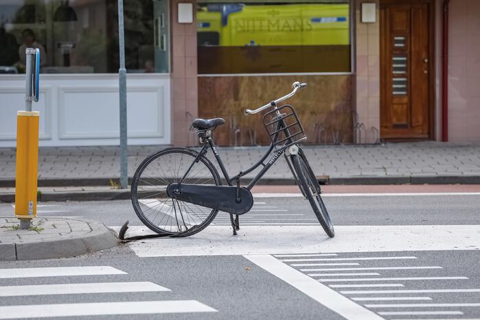 Fietsster geschept door auto