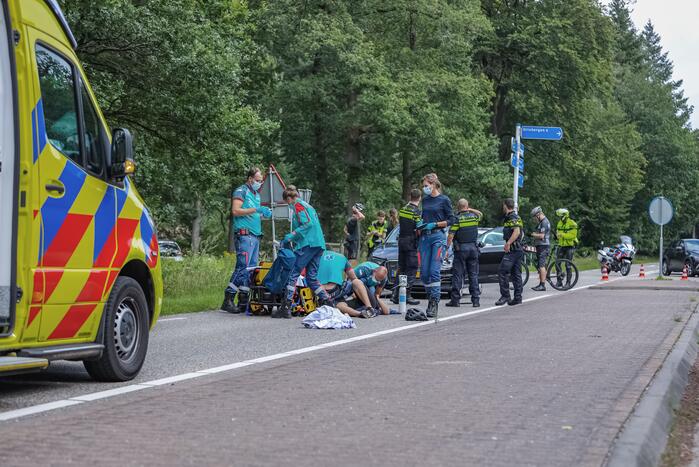 Mountainbiker geschept door personenauto op kruising