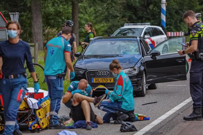 Mountainbiker geschept door personenauto op kruising