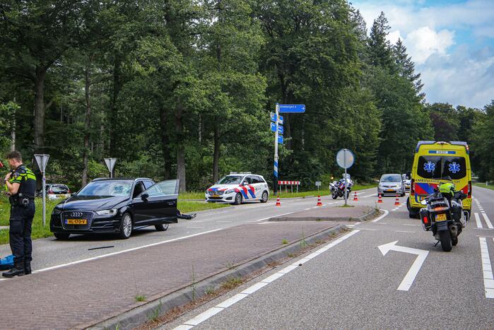 Mountainbiker geschept door personenauto op kruising