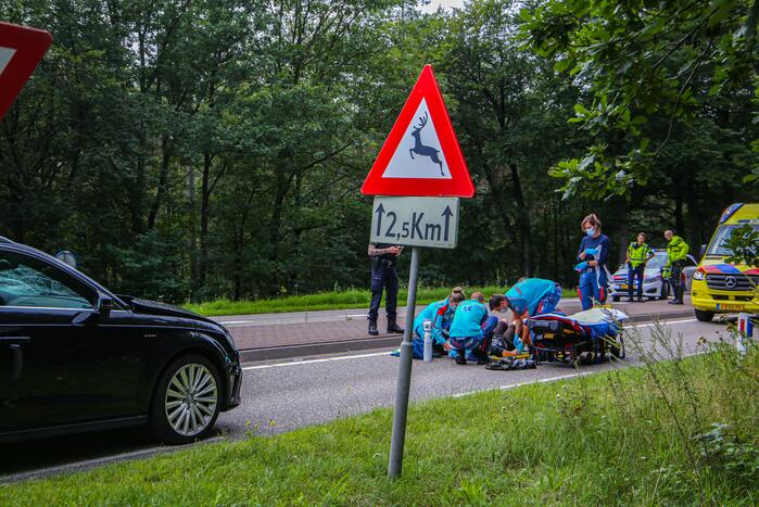 Mountainbiker geschept door personenauto op kruising