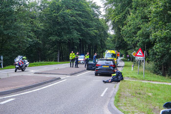 Mountainbiker geschept door personenauto op kruising