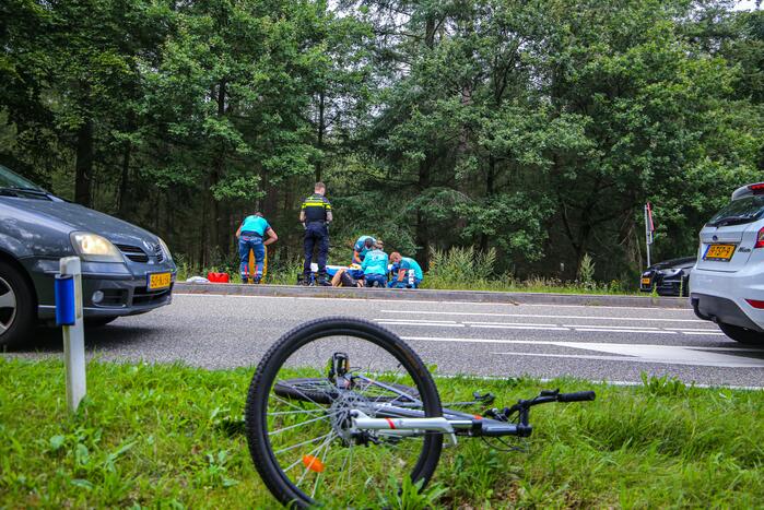 Mountainbiker geschept door personenauto op kruising