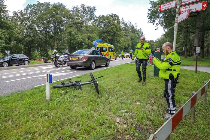 Mountainbiker geschept door personenauto op kruising