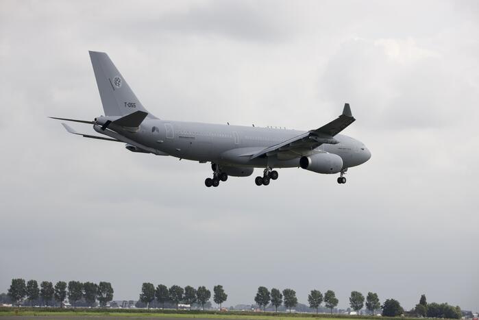 Militair transportvliegtuig landt op Schiphol met evacuees uit Afghanistan