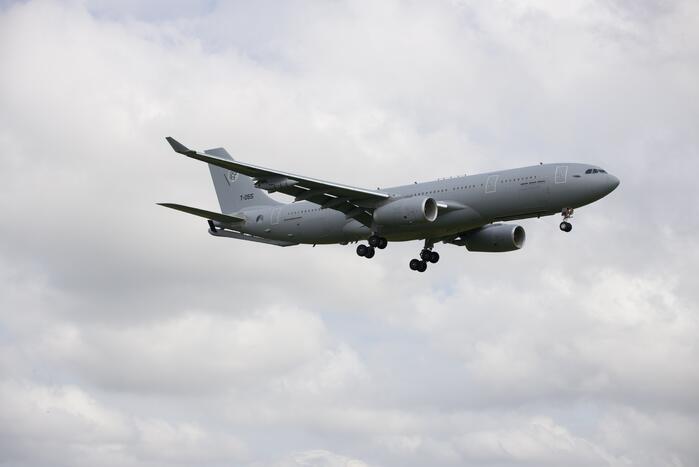 Militair transportvliegtuig landt op Schiphol met evacuees uit Afghanistan