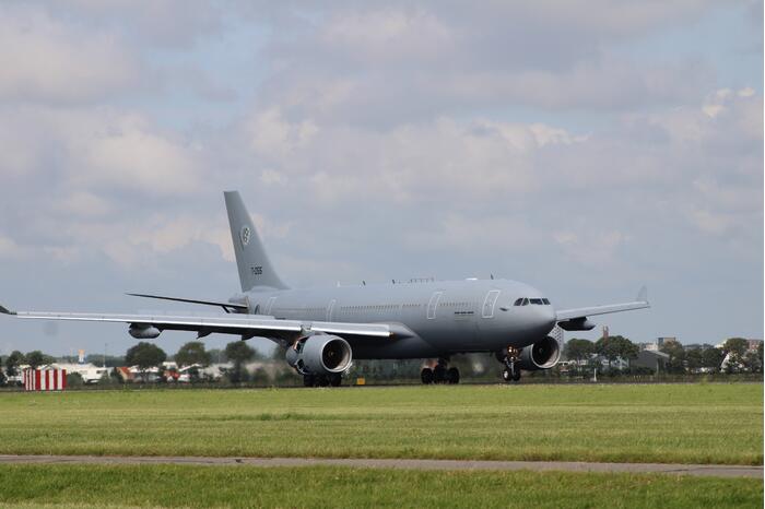 Militair transportvliegtuig landt op Schiphol met evacuees uit Afghanistan