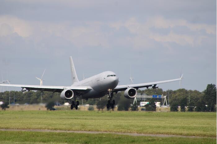Militair transportvliegtuig landt op Schiphol met evacuees uit Afghanistan