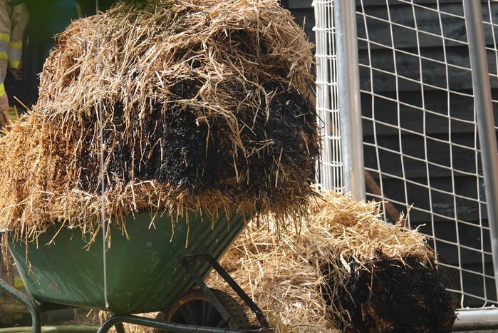 Hooibalen vliegen in brand