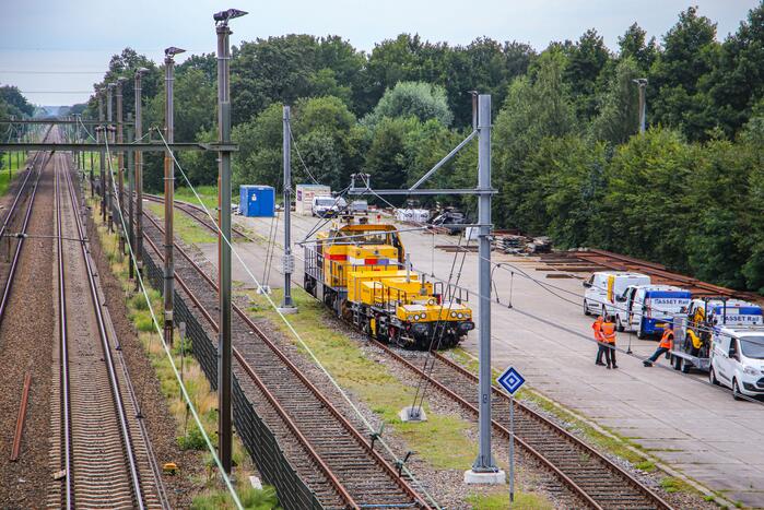 Trein van Strukton raakt van het spoor