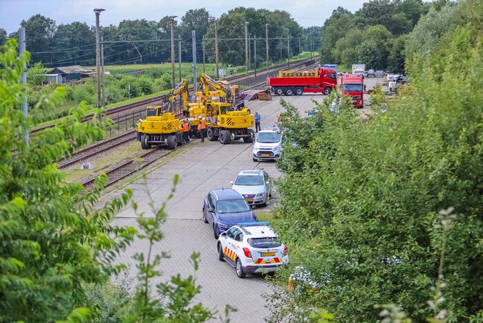 Trein van Strukton raakt van het spoor