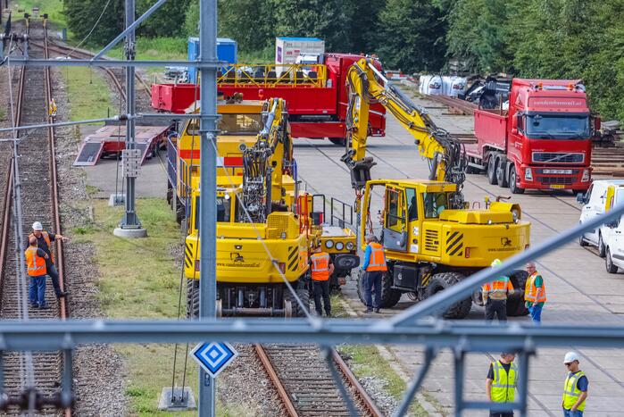 Trein van Strukton raakt van het spoor
