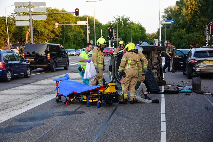 Auto belandt op kant bij ongeval