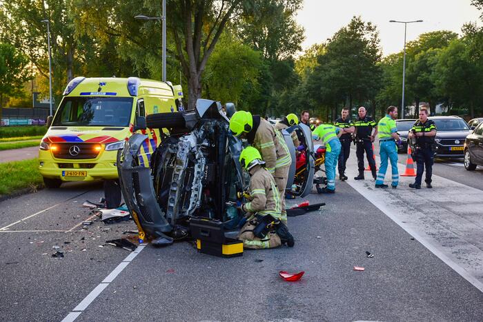 Auto belandt op kant bij ongeval