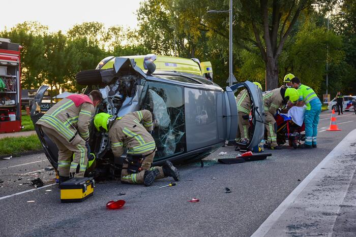 Auto belandt op kant bij ongeval