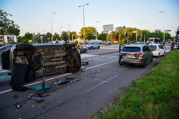 Auto belandt op kant bij ongeval