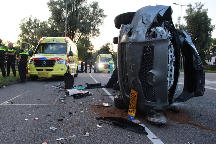 Auto belandt op kant bij ongeval