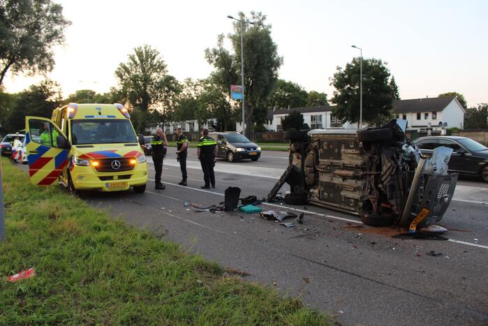 Auto belandt op kant bij ongeval