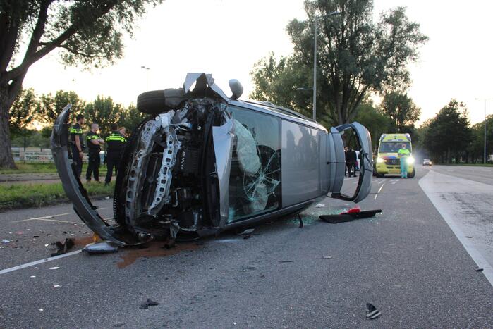 Auto belandt op kant bij ongeval
