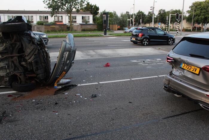 Auto belandt op kant bij ongeval