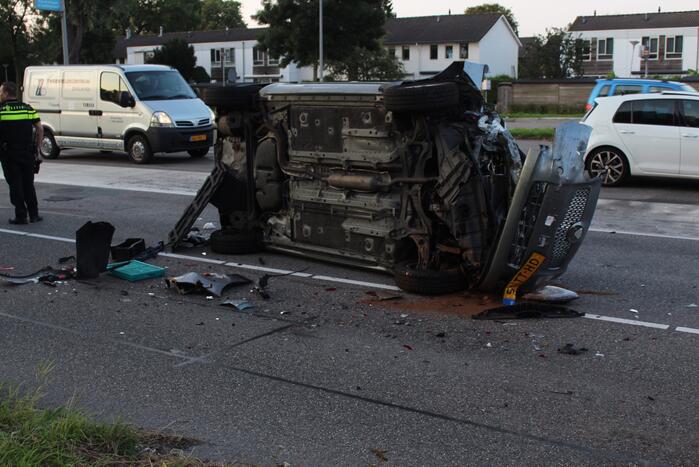 Auto belandt op kant bij ongeval