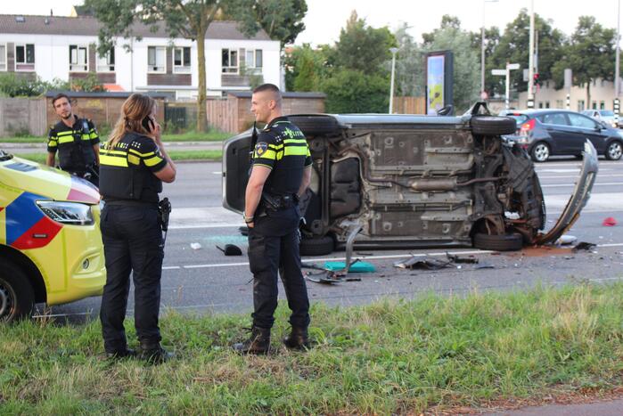 Auto belandt op kant bij ongeval