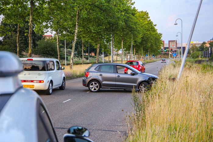 Auto knalt op lantaarnpaal