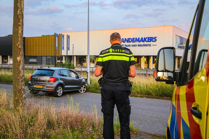 Auto knalt op lantaarnpaal