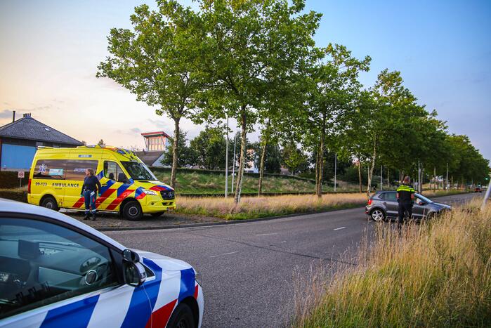 Auto knalt op lantaarnpaal