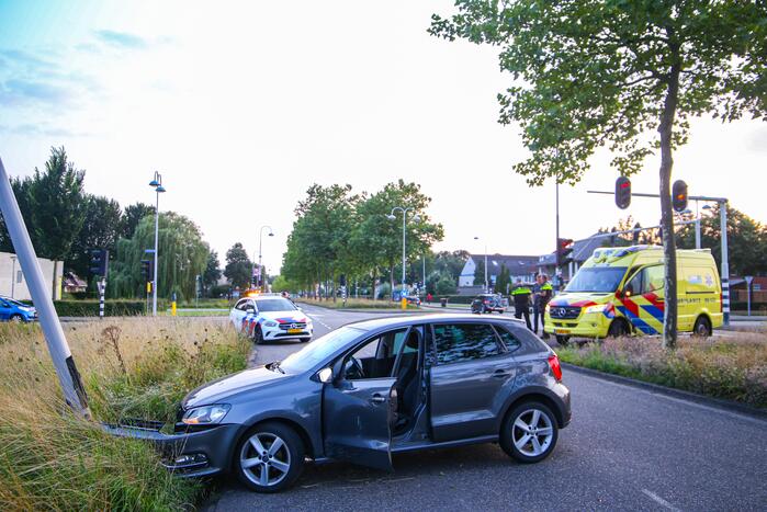 Auto knalt op lantaarnpaal